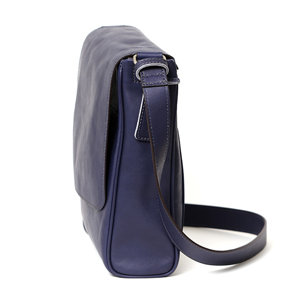 メッセンジャーバッグ 革 ショルダーバッグ レザー おしゃれ 丈夫 コンパクト 本革 メンズ 鞄 コンパクト ブルー ネイビー 青色 フラップ付き 斜め掛け かばん ギフト ブランド 高級 日本製 ボーデッサン(BEAU DESSIN) PK2943