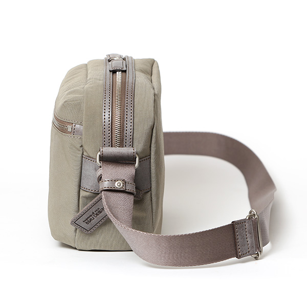 ショルダーバッグ ナイロン 軽い メンズ 大容量 A5 おしゃれ 日本製 シンプル コンパクト カジュアル ベージュ 肌色 斜めがけ ボディバッグ レザー 国産 男性 女性 ギフト ブランド ボーデッサン(BEAU DESSIN) ZC1827