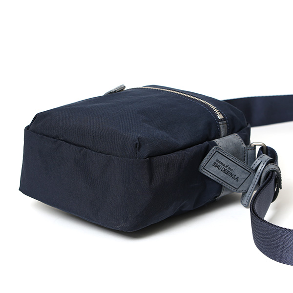 ミニショルダー バッグ 縦型 レディース メンズ ナイロン サコッシュ 軽量 斜め掛け バッグ 小さめ 革 鞄 ブルー ネイビー 青色 ショルダーバッグ 男女兼用 スマホポーチ ギフト ブランド 日本製 ボーデッサン(BEAU DESSIN) ZC2929