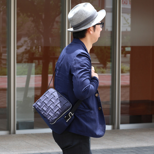 カメラバッグ 一眼レフ ショルダー 女子 ブルー ネイビー 青色 メンズ レディース おしゃれ 日本製 ブランド ショルダーバッグ ボディーバッグ ミニ 肩掛け 斜めがけ 鞄 カバン CARRYNEST(キャリーネスト)