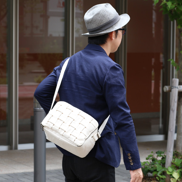 カメラバッグ 一眼レフ ショルダー 女子 ホワイト 白色 メンズ レディース おしゃれ 日本製 ブランド ショルダーバッグ ボディーバッグ ミニ 肩掛け 斜めがけ 鞄 カバン CARRYNEST(キャリーネスト)