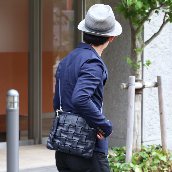 サコッシュ メンズ レディース クラッチバッグ 日本製 ブランド レザー 本革 軽量 ブルー ネイビー 青色 ショルダーバッグ おしゃれ かわいい 大人 女子 セカンドバッグ キレイめ TABLET NEST CARRYNEST(キャリーネスト)