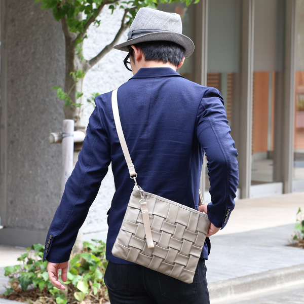 サコッシュ メンズ レディース クラッチバッグ 日本製 ブランド レザー 本革 軽量 ベージュ 肌色 ショルダーバッグ おしゃれ かわいい 大人 女子 セカンドバッグ キレイめ TABLET NEST CARRYNEST(キャリーネスト)