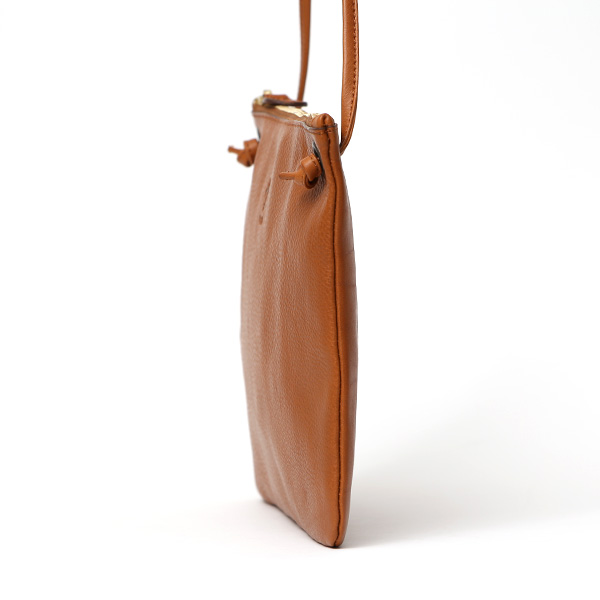 CI-VA(チーバ) イタリア製 トスカーナ産フルタンニン鞣し牛革 レザーショルダーバッグ メンズ レディース ブランド サコッシュ キャメル ブラウン 茶 茶色 本革 牛革 シンプル カジュアル 男性 女性 ユニセックス 鞄 おしゃれ 2282NUVOLA