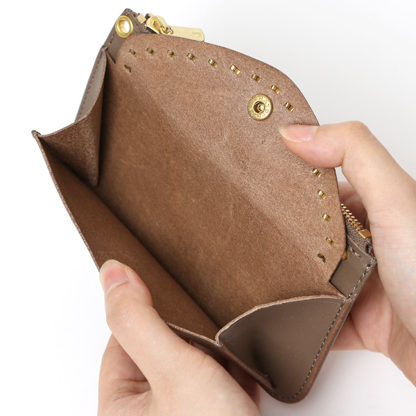  THE WONDER LUST(ワンダーラスト) 日本製 本革 スタッズ ミニ財布 メンズ ベージュ 肌色 丸カン付き チェーン ネックストラップ 可能 コンパクト 小銭入れ あり プレゼント ブッテーロ スタンダードリベット レザー ウォレット ブランド