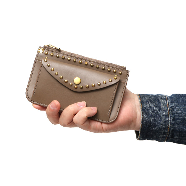  THE WONDER LUST(ワンダーラスト) 日本製 本革 スタッズ ミニ財布 メンズ ベージュ 肌色 丸カン付き チェーン ネックストラップ 可能 コンパクト 小銭入れ あり プレゼント ブッテーロ スタンダードリベット レザー ウォレット ブランド